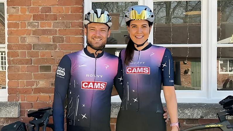 Casal mira bater recorde mundial de ciclismo de longa distância