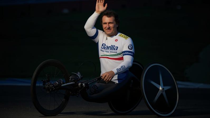 Zanardi marcou o esporte com títulos, superação e reconhecimento internacional após carreira na F1 e no paraciclismo. (Foto: Uwe Anspach/Agência EFE)