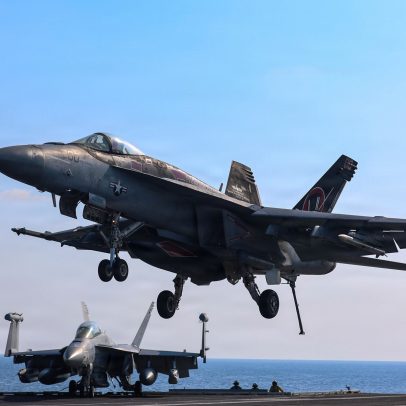 Força Aérea dos EUA atinge navio iraniano que tentou furar o bloqueio