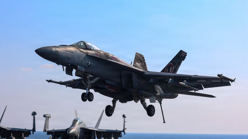 Imagem colorida mostra caça F-18 dos EUA - Metrópoles