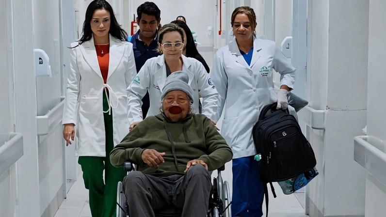 Foto colorida do cacique Raoni deixando o hospital - Metrópoles