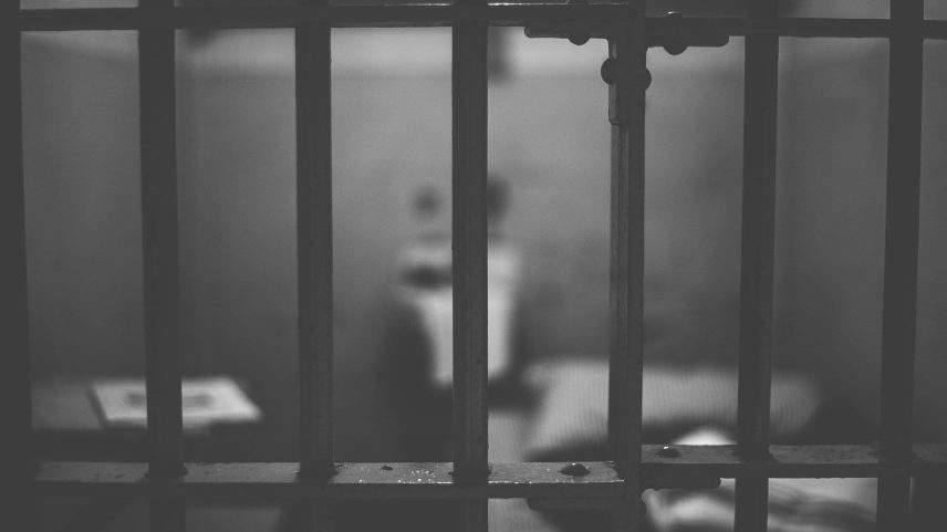 A lei permite que acusados ou condenados por esse tipo de crime sejam recolhidos preferencialmente ao sistema penitenciário federal. O texto altera a Lei de Execução Penal.