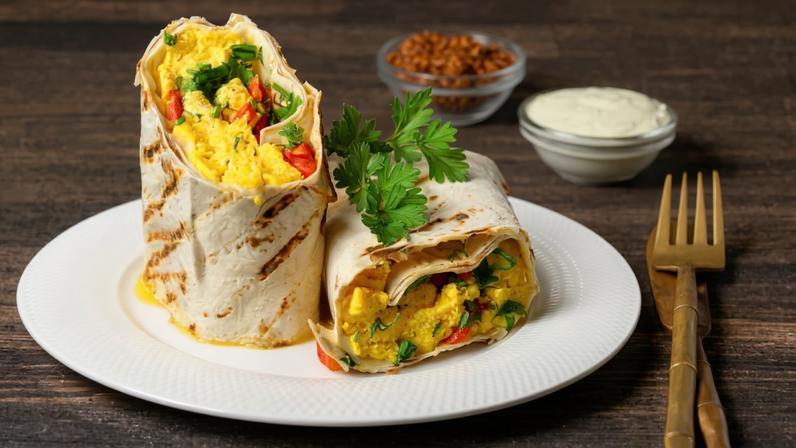 Wrap de ovos mexidos com legumes