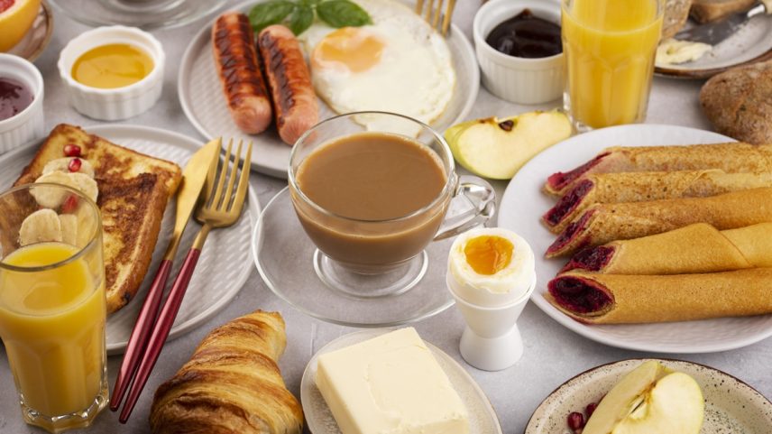 Foto colorida de café da manhã - Psiquiatra lista o que não comer de manhã para manter a saúde mental - Metrópoles