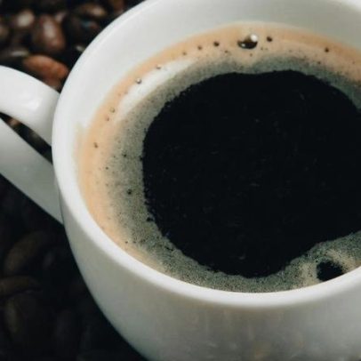 Café pode melhorar humor, memória e sono mesmo sem cafeína