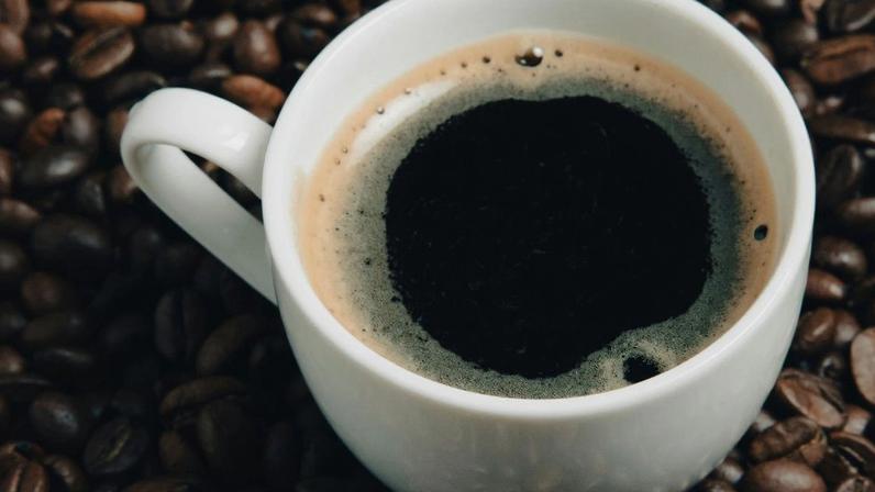 Estudo revela que o café pode estar atrelado ao bom humor. (Foto: Alexandr Istomin | Unsplash)