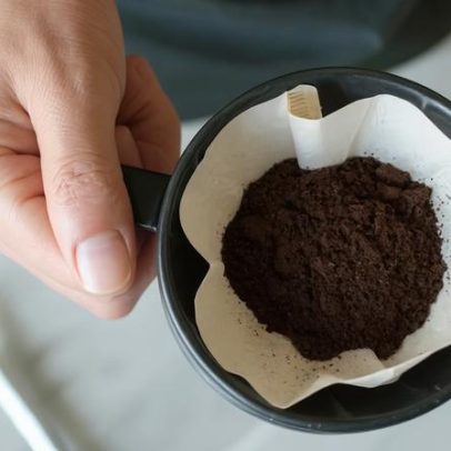 Café usado com bicarbonato: para que serve e como testar em casa