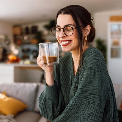 Médico explica se tomar café após o almoço faz mal