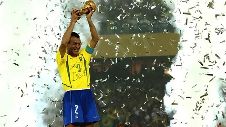 Cafu levanta a taça da Copa do Mundo de 2002