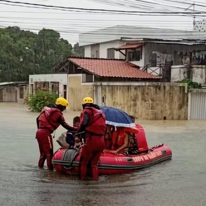 Chuvas transbordam rios e deixam famílias ilhadas no Grande Recife