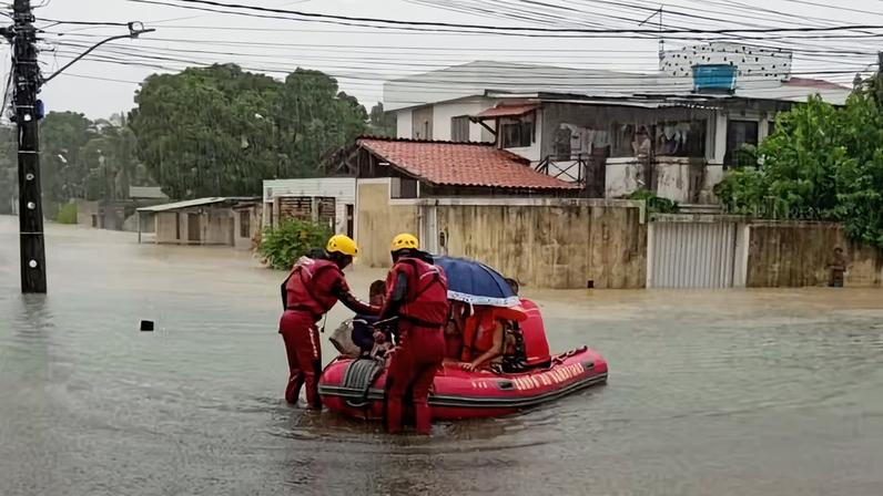 Pessoas são resgatadas pelos bombeiros em Cajueiro, um dos municípios impactados pela forte chuva
