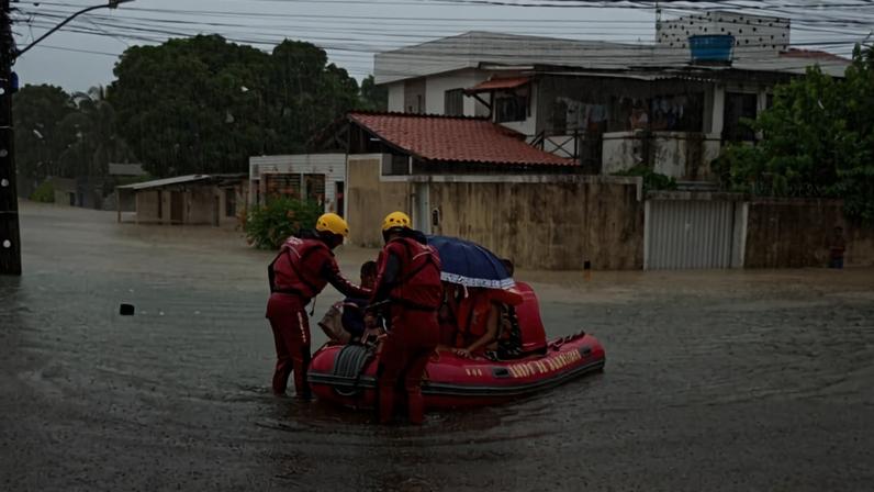 Em Cajueiro, na Zona Norte do Recife, moradores são resgatados em bote pelos bombeiros — Foto: Reprodução/Whatsapp