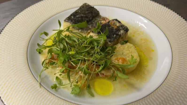 Caldeirada de bacalhau com batata-doce assada e folhas de salsa do chef Vitor Sobral — Foto: Daniela Meira/Globo