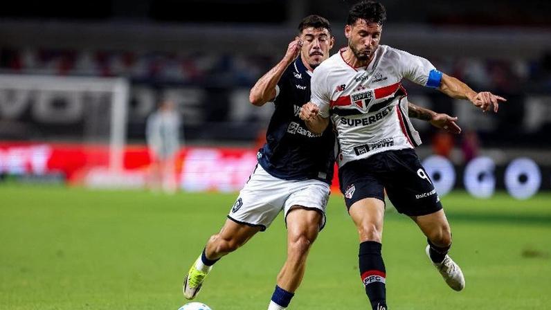Calleri, do São Paulo, e Mayk, do Remo, disputam bola em jogo do Campeonato Brasileiro