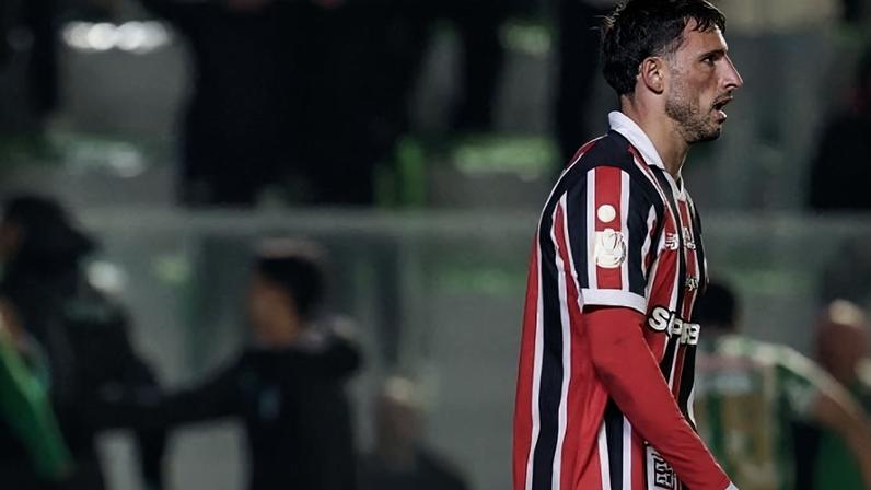 Calleri lamenta durante partida contra o Juventude