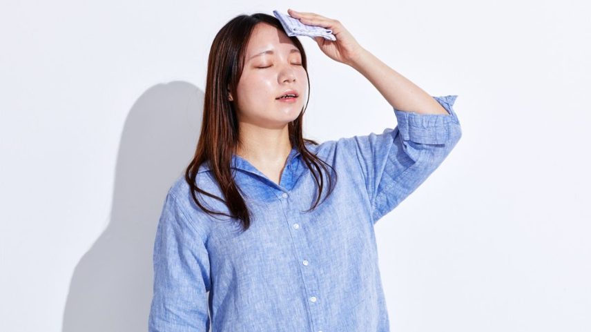 mulher com um pano sobre a cabeça - calor e frio podem indicar alterações hormonais