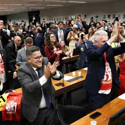 Comissão da Câmara aprova fim da escala 6x1 e texto segue ao plenário