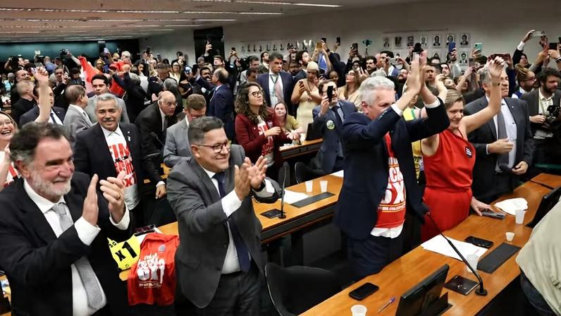 PEC que estabelece a redução da jornada de trabalho foi aprvada com 34 votos a favor e 4 contrários