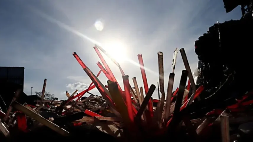 Canudos plásticos descartados em meio a resíduos; projeto de lei em Curitiba propõe revogar incentivo ao uso de materiais biodegradáveis na cidade. (Foto: Albari Rosa / arquivo Gazeta do Povo)