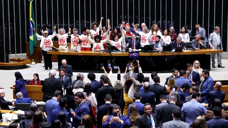 Câmara aprova PEC que acaba com a escala 6"1, reduz a jornada para 40h e prevê dois dias de folga por semana. (Foto: Bruno Spada/Câmara dos Deputados)