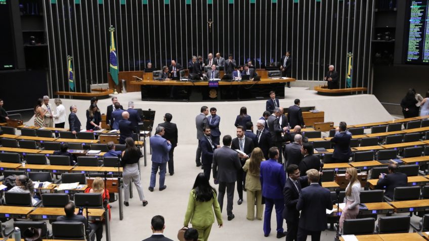O objetivo principal do projeto é incentivar a exploração e produção de minerais críticos em território nacional; na foto, plenário da Câmara