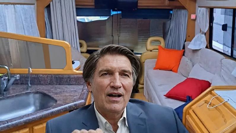 O ator Jim Caviezel, que interpreta Bolsonaro, ficou em um dos motorhomes nas locações de 'Dark Horse'