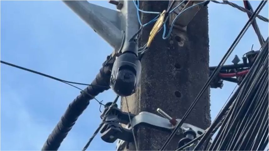 Operação encontra câmera do tráfico em poste e repórter reage: 'não é possível' — Foto: Reprodução/TV Globo
