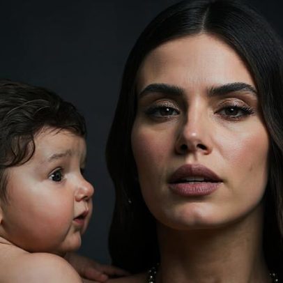 Camila Queiroz mostra o rosto da filha pela primeira vez