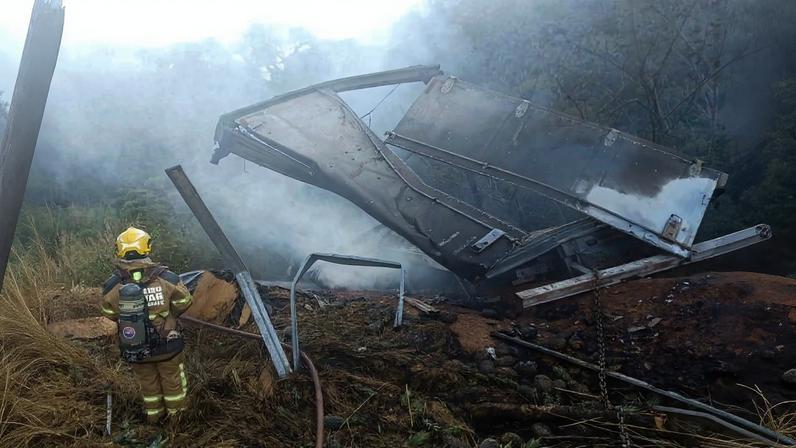 Caminhão carregado com abacaxis pega fogo às margens da BR-251, em Francisco Sá
