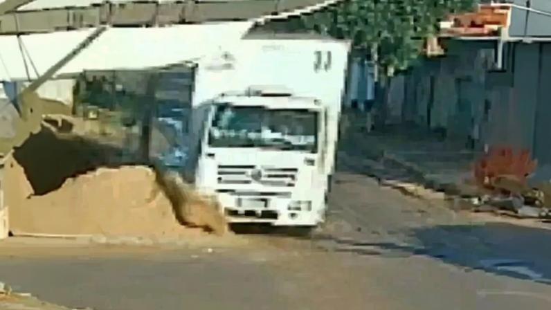 imagem colorida caminhão atinge bar goias