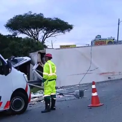 SC: caminhão tomba e atinge dois carros, causando lentidão na BR-101