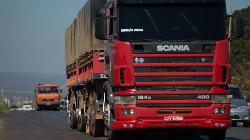 Caminhões trafegam pela BR-040