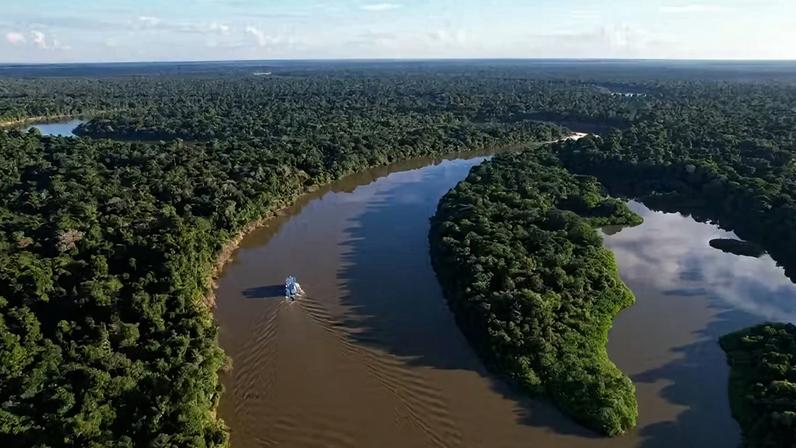 Barco navega em rio na Amazônia — Foto: Frame TV Brasil