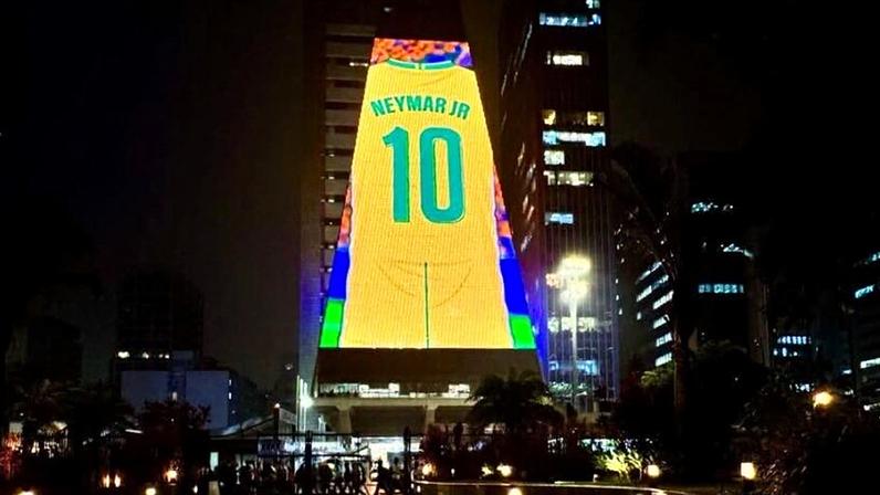 Na imagem, camisa 10, de Neymar, projetada no prédio da Fiesp, em São Paulo