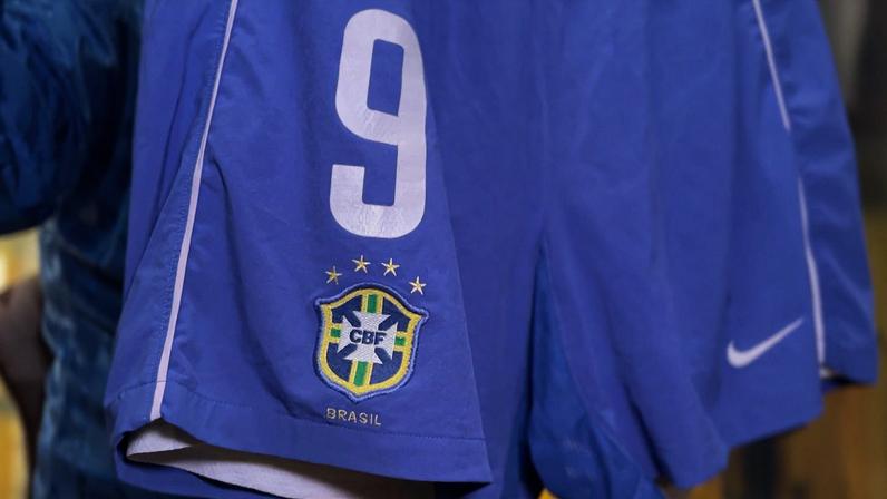 Camisas da Seleção que estarão expostas no Museu do Futebol — Foto: Emerson Garcia/RBS TV