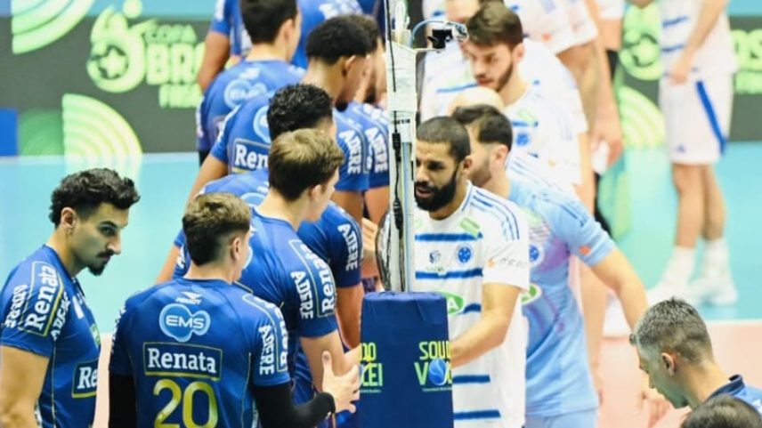 Jogadores de Campinas e Cruzeiro se cumprimentam na rede da final da Copa Brasil de Vôlei Masculino 2026 (Foto: Rafael de Paula/Usina de Ideias/CBV)