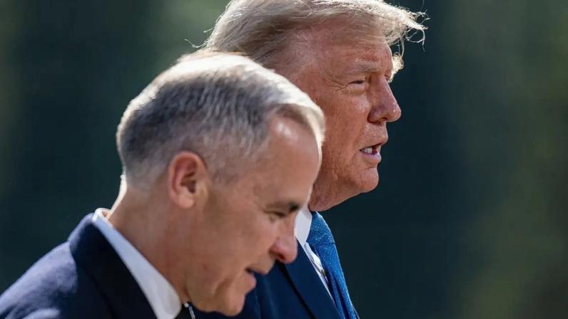 O primeiro-ministro canadense, Mark Carney, e o presidente dos Estados Unidos, Donald Trump, na cúpula do G7 em Kananaskis, no Canadá, em junho de 2025 (Foto: SPENCER COLBY/EFE/EPA)