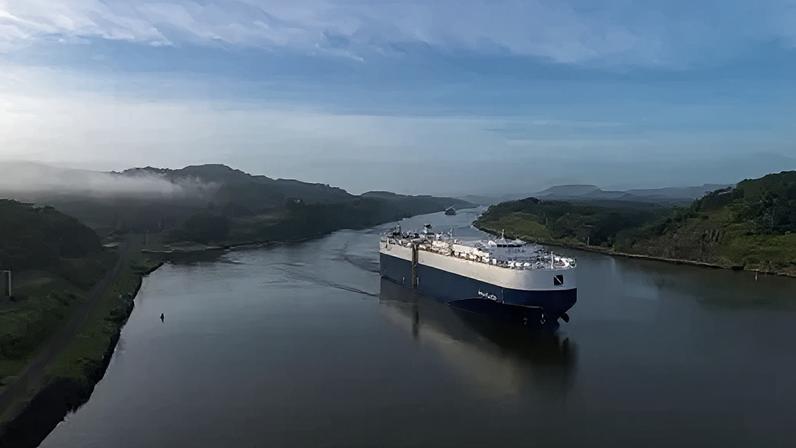 Um navio-tanque navegando pelo Canal do Panamá em 20 de junho de 2025