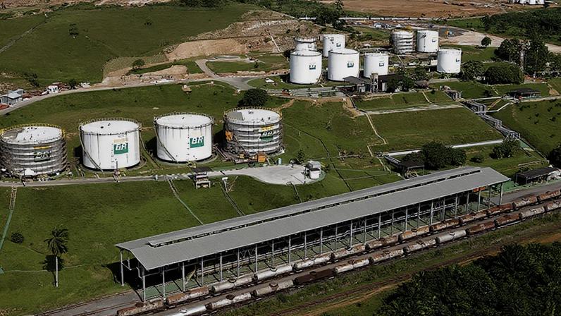 A usina de Candeias, na Bahia, é uma das duas plantas de biodiesel operadas pela Petrobras