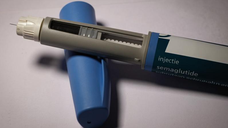Imagem mostra uma caneta emagrecedora de perto, aberta, e com a agulha encaixada - Canetas para diabetes podem ajudar a combater vícios, indica estudo - Metrópoles