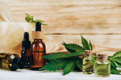 O extrato "full spectrum" da cannabis é composto por canabidiol (CBD), tetra-hidrocarbinol (THC) e outros canabinoides e pode ser usado no tratamento de fibromialgia, demência e outras doenças