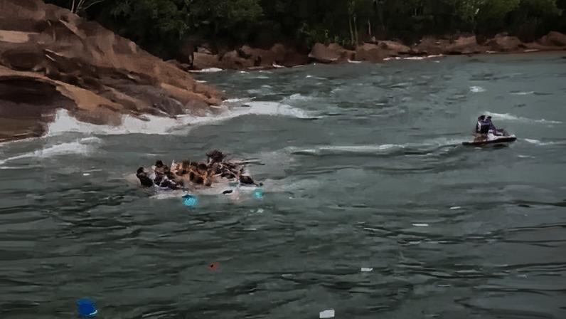 Canoas havaianas atingidas pela correnteza no litoral paulista | Reprodução