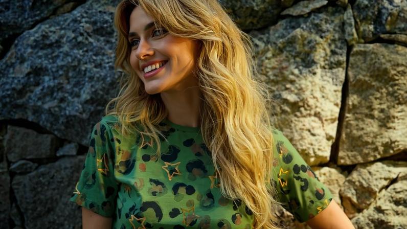 Carolina Dieckmann posa sorridente e de cabelos soltos para as redes sociais - Metrópoles