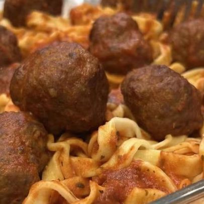 Prato de macarronada ao molho sugo com polpetas é destaque no cardápio