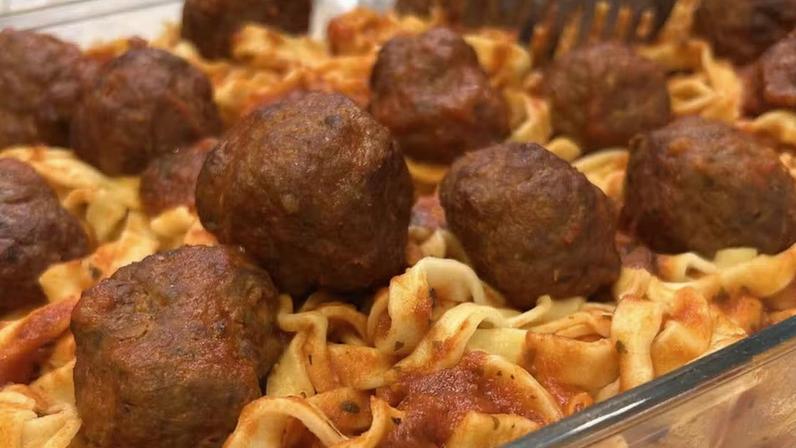 Aprenda a fazer macarronada ao molho sugo com polpetas nesta receita artesanal que resgata memórias afetivas e o verdadeiro sabor da culinária tradicional italiana. — Foto: RPC