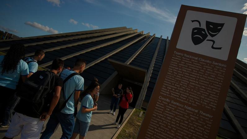 Alunos do CEF 01 Planalto visitam a exposição Constelações Contemporâneas da Cena Artística de Brasília