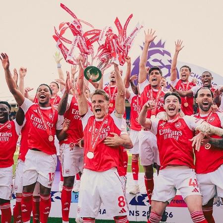 Capitão Martin Ødegaard levantou a taça de campeão inglês para o Arsenal