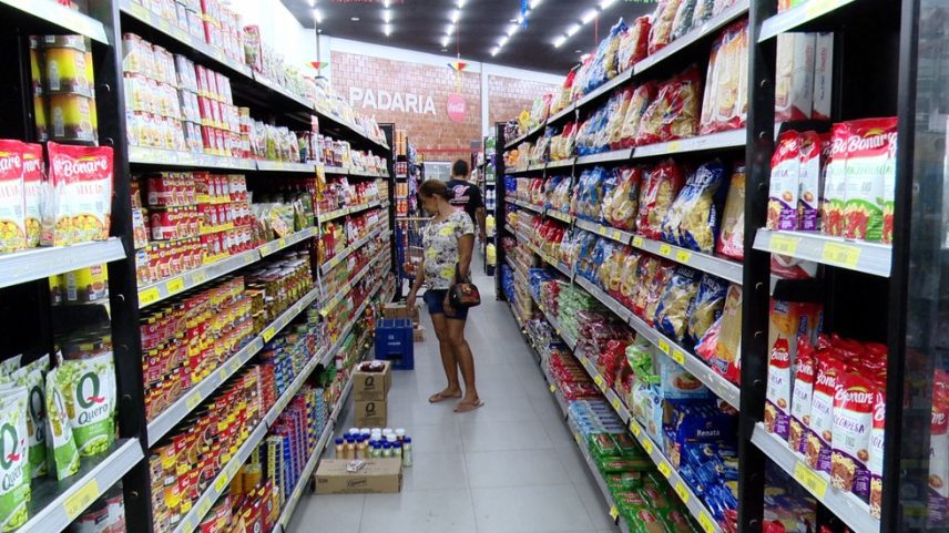 Consumidores estão sentindo no bolso o aumento no preço dos alimentos em supermercados. — Foto: Rede Amazônica