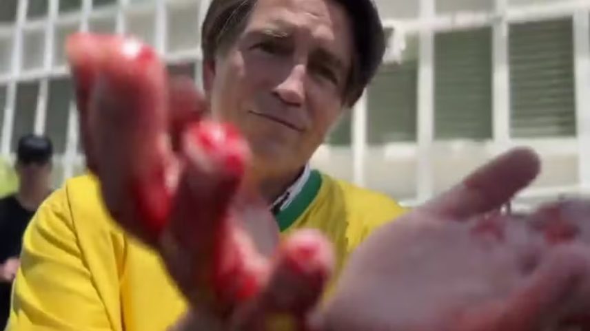 Jim Caviezel interpreta Jair Bolsonaro em Dark Horse — Foto: Reprodução