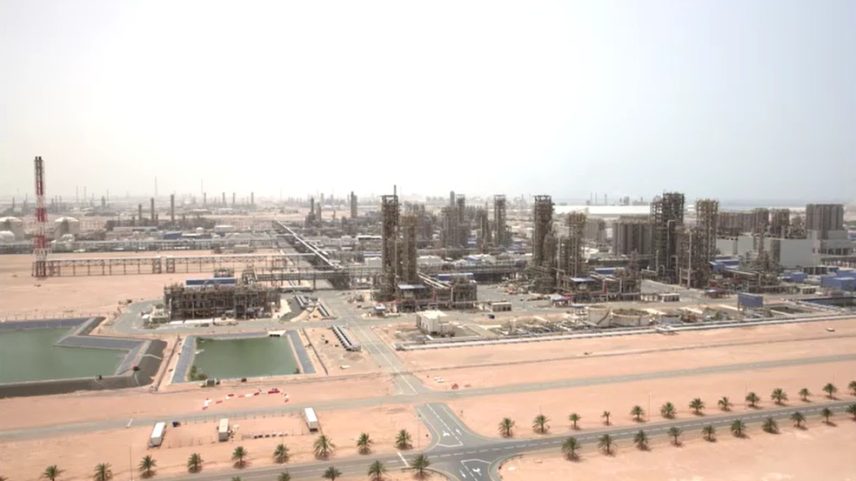Refinaria de petróleo de Ruwais, uma das maiores do mundo, nos Emirados Árabes Unidos. — Foto: Reuters
